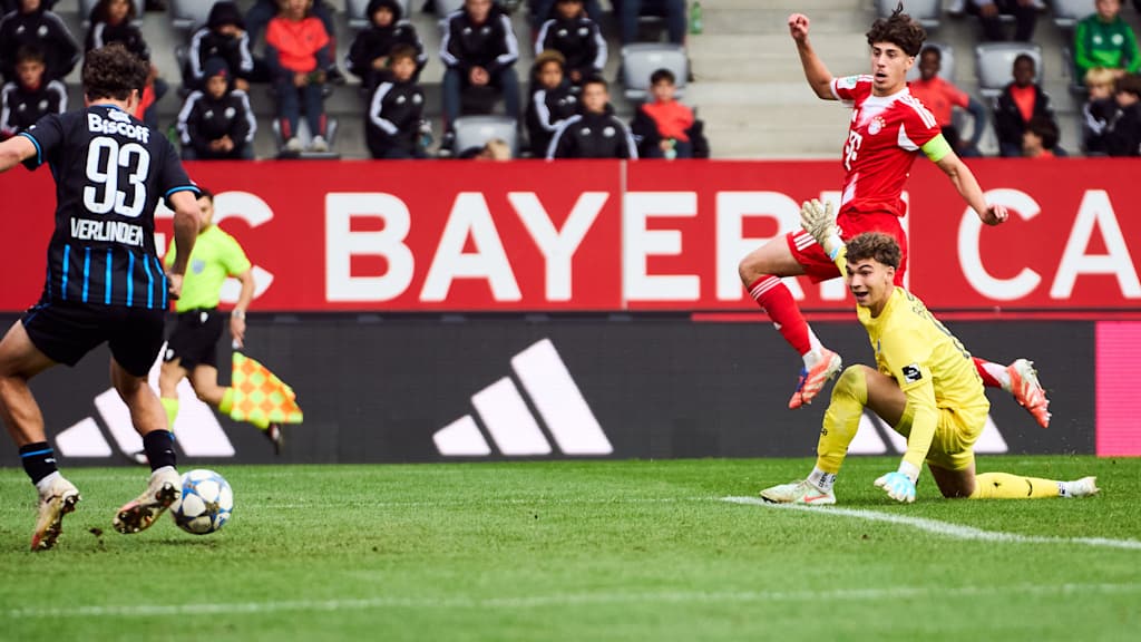 David Santos Daiber schießt im Spiel gegen Club Brügge.