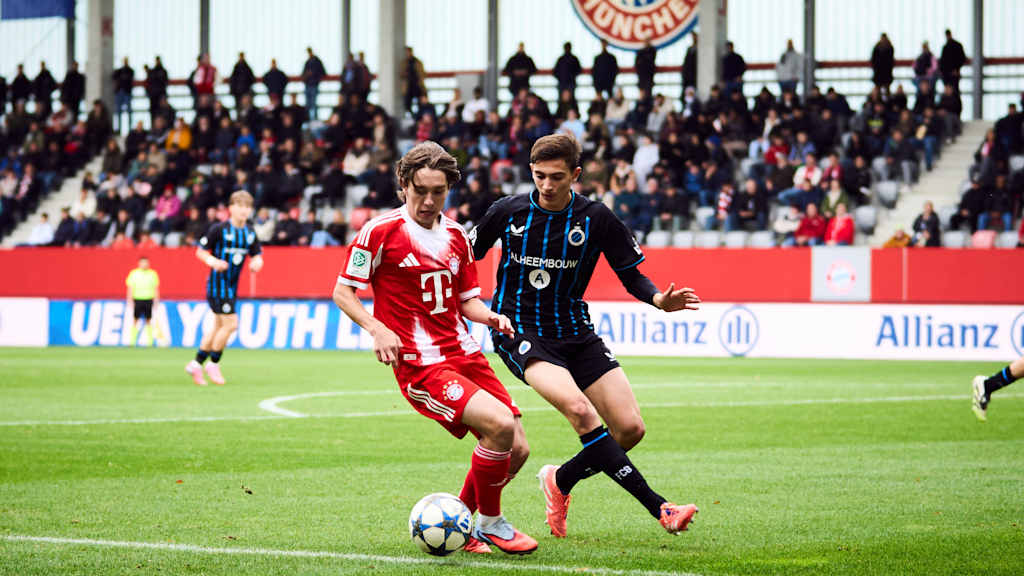 Bogdan Olychenko führt den Ball am Fuß.