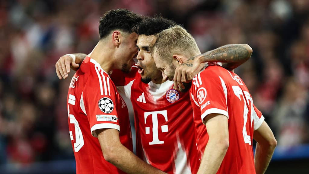 Luis Díaz feiert seinen Treffer gegen Brügge mit Aleks Pavlović und Konrad Laimer