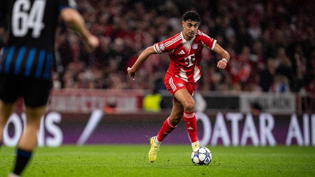 Aleksandar Pavlovic dribbelt mit dem Ball im Spiel gegen Brügge