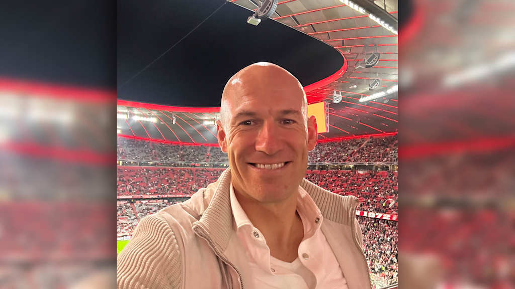 Arjen Robben macht ein Selfie in der Allianz Arena