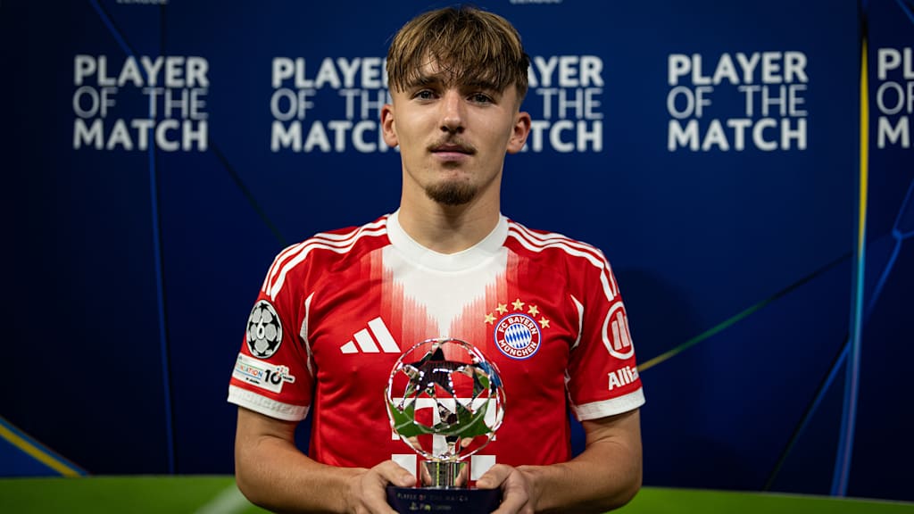 Lennart Karl hält die Trophäe für den Man of the Match gegen Brügge in der Hand