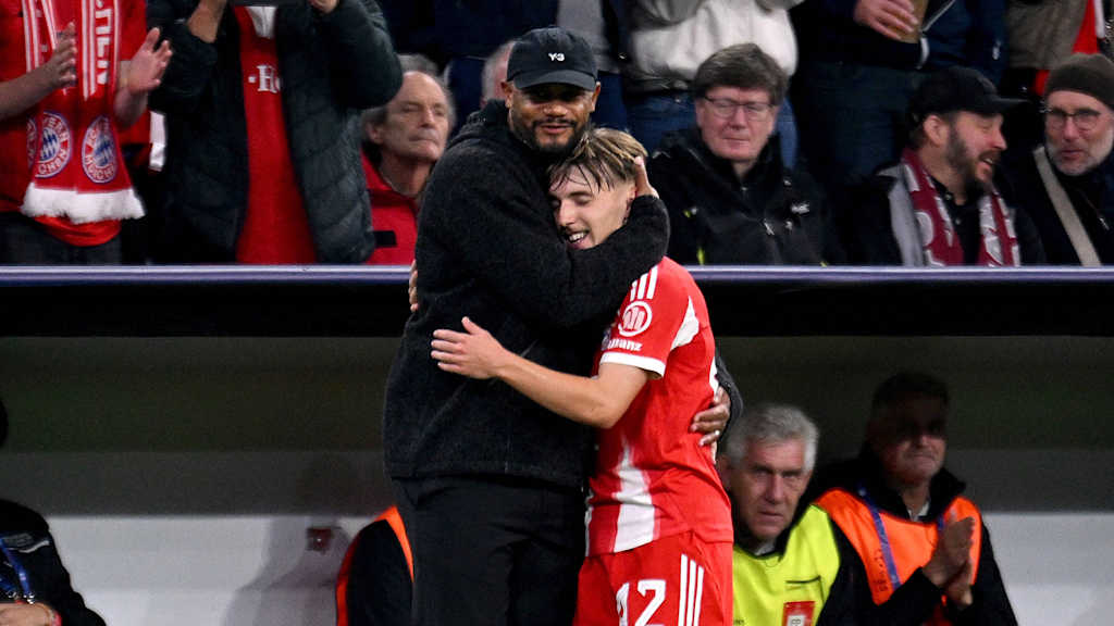 Vincent Kompany umarmt Lennart Karl im Spiel gegen Brügge