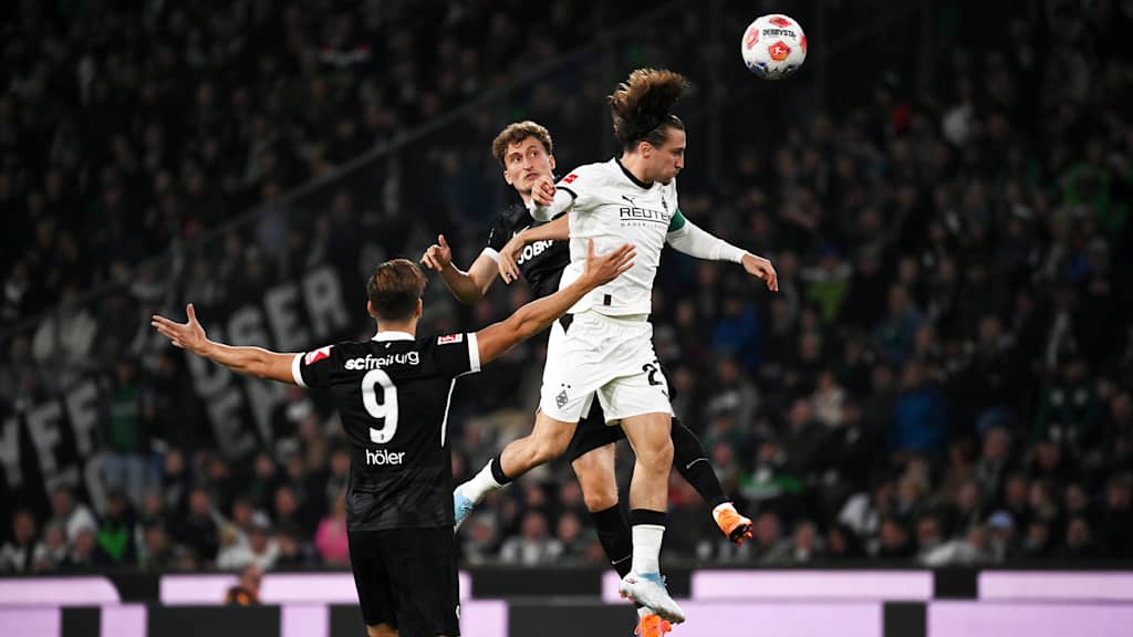 Rocco Reitz (Mönchengladbach) im Kopfballduell mit Freiiburgs Patrick Osterhage