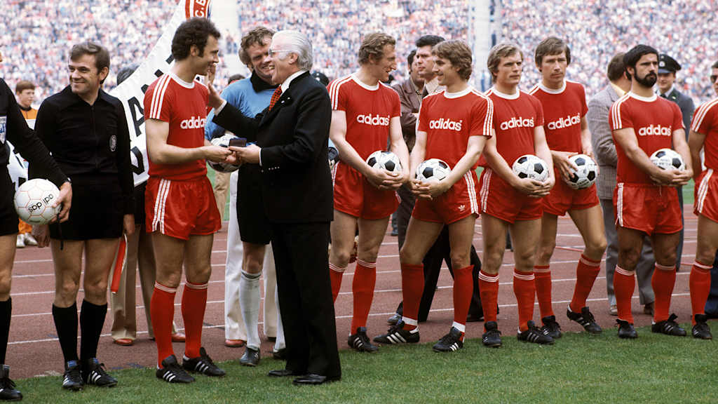 Der Beckenbauer-Abschied 1977 vor dem Spiel gegen Gladbach.