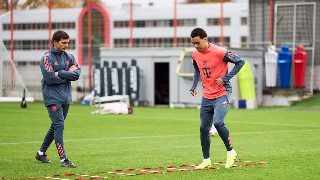 Jamal Musiala macht im Trainingszentrum des FC Bayern Übungen im Zuge seiner RehaJamal Musiala doing exercises at FC Bayern's training facility as part of his rehab
