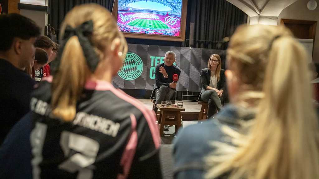 Präsident Herbert Hainer im Austausch mit dem Teens Club