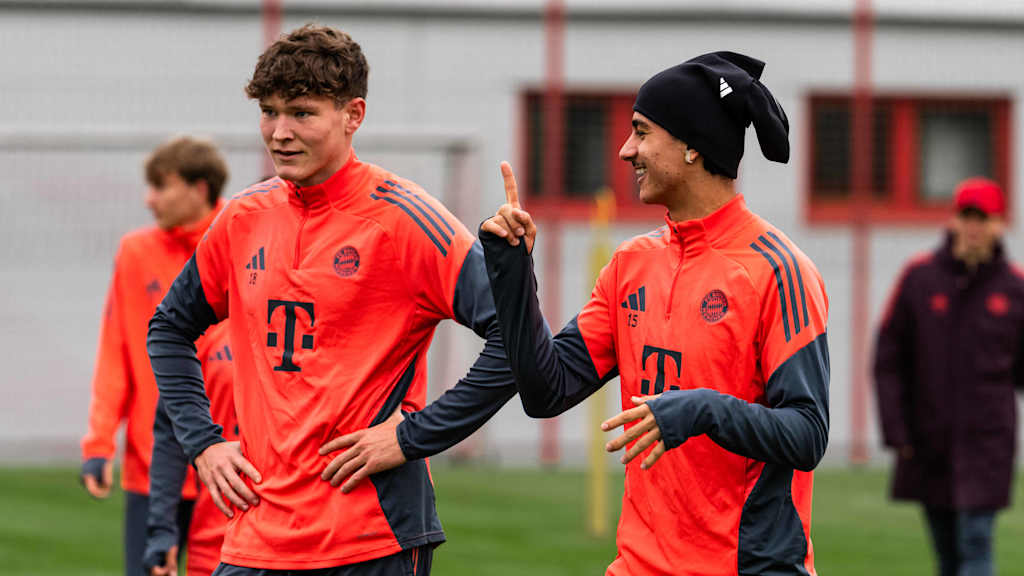 Richard Meier und Adin Ličina lachen im Training an der Säbener Straße.