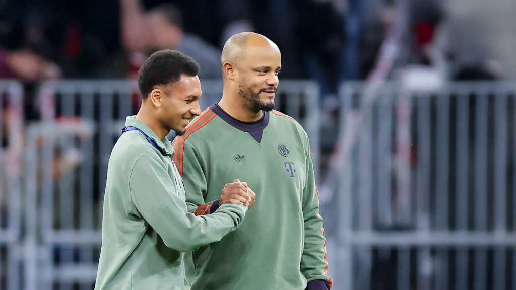 Vincent Manuba schlägt mit Vincent Kompany ein.