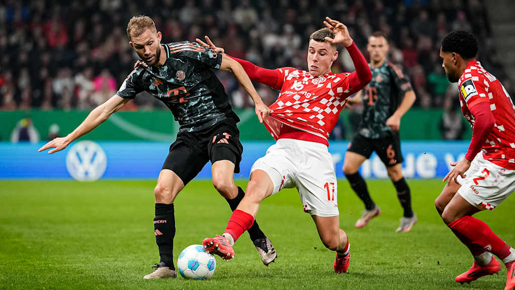 Konrad Laimer im Zweikampf mit einem Mainzer Gegenspieler