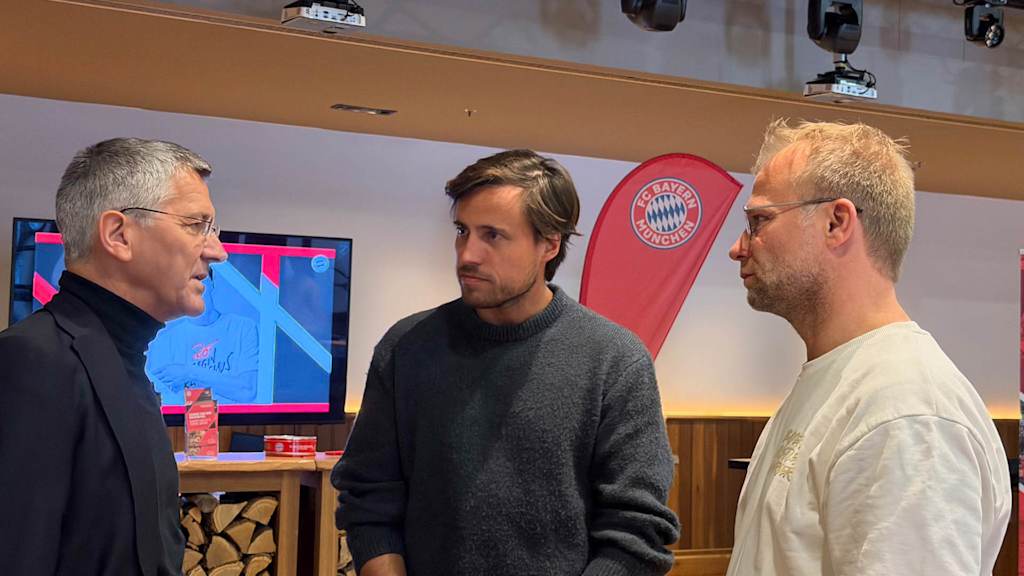 Herbert Hainer und Benjamin Folkmann im Gespräch mit Konstantin Graf von Keyserlingk.
