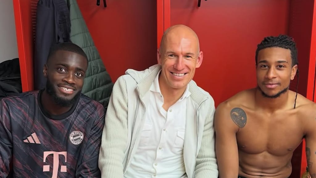 Dayot Upamecano sitzt neben Arjen Robben und Michael Olise in der FC Bayern-Kabine