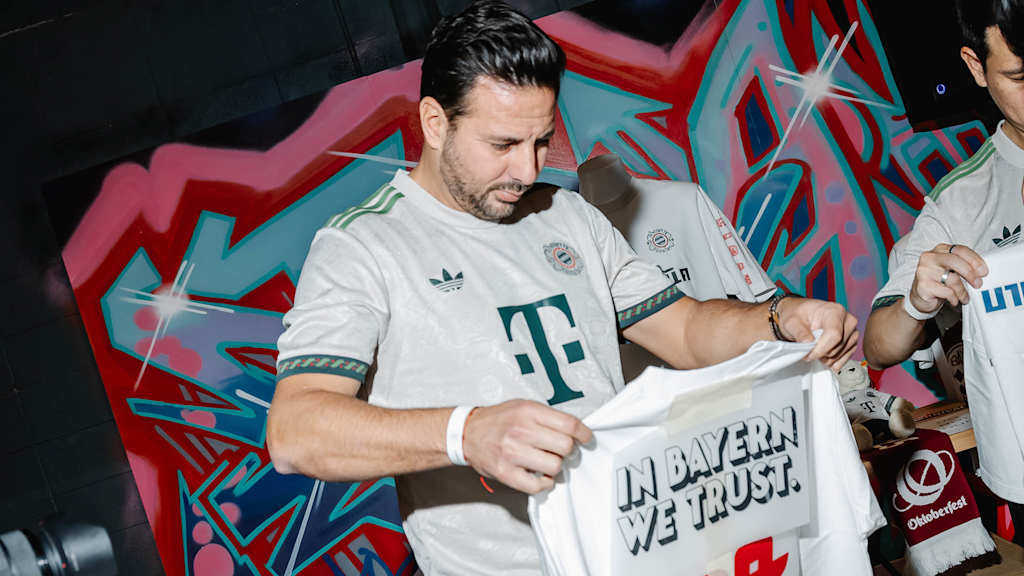 Claudio Pizarro mit einem FC Bayern-Shirt