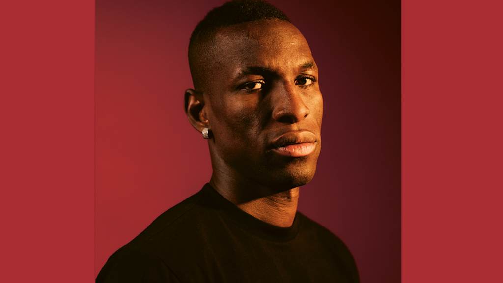 FC Bayern-Neuzugang Nicolas Jackson vor rotem Hintergrund