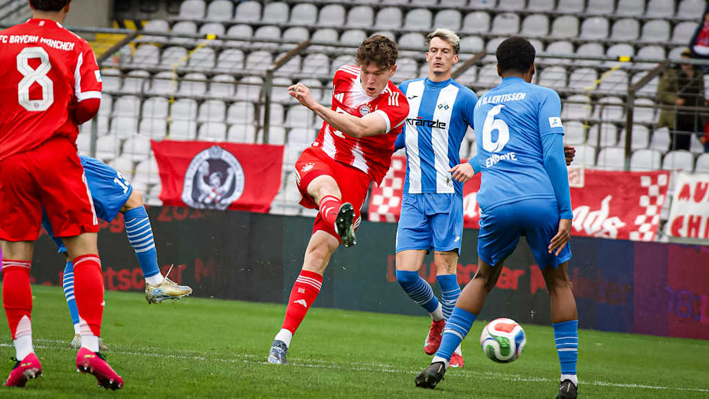 Richard Meier beim Torschuss während des Heimspiels der FC Bayern Amateure gegen den FV Illertissen
