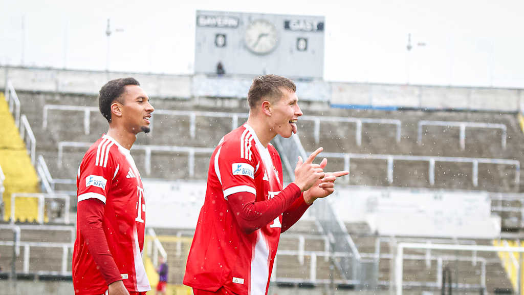 Robert Deziel Jr. jubelt während des Heimspiels der FC Bayern Amateure gegen den FV Illertissen
