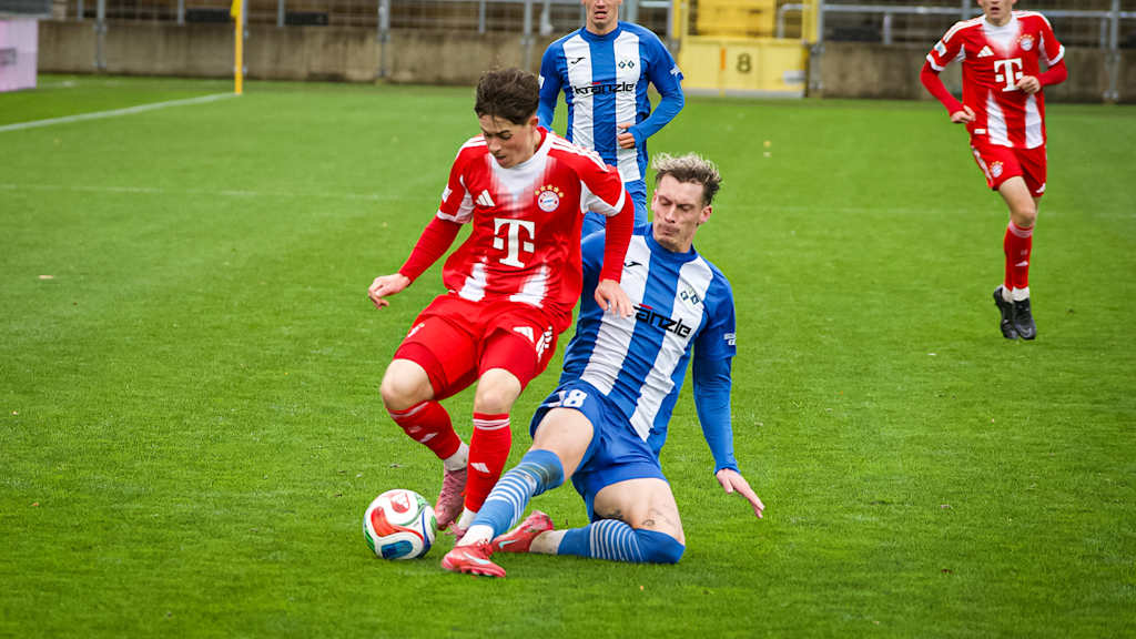 Zweikampf während des Heimspiels der FC Bayern Amateure gegen den FV Illertissen