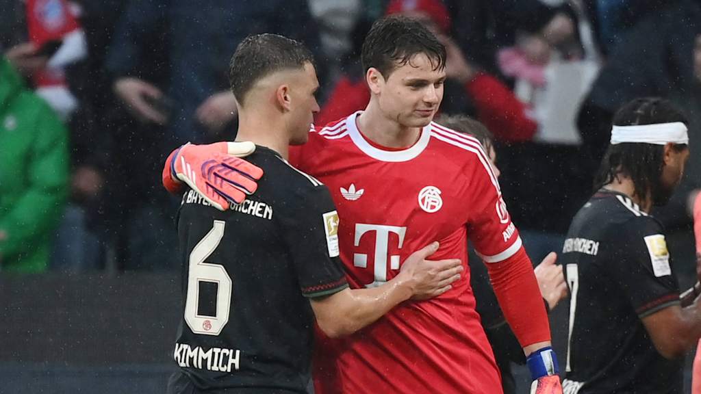 Jonas Urbig nach dem  Bundesliga-Spiel des FC Bayern bei Borussia Mönchengladbach