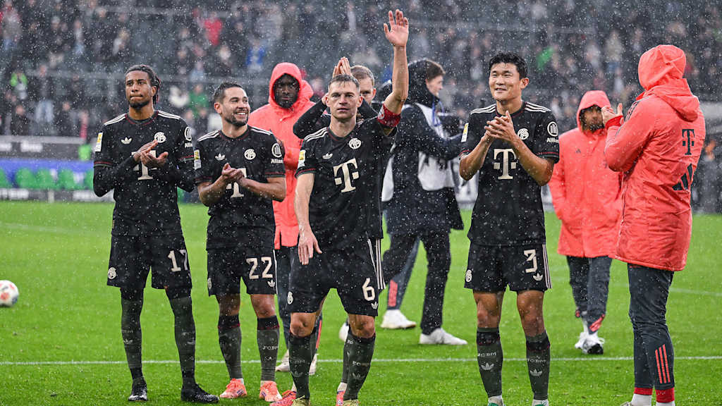 Spieler des FC Bayern jubeln nach dem Bundesliga-Spiel bei Borussia Mönchengladbach.