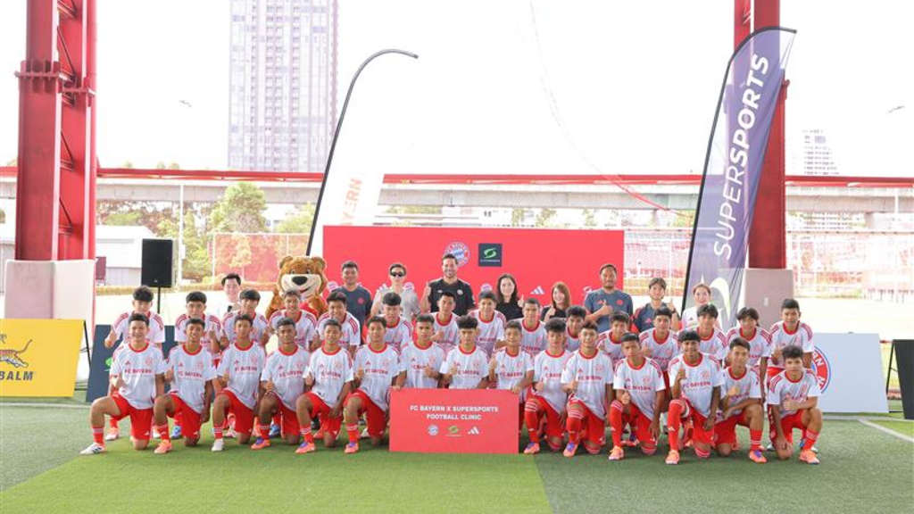 Gruppenfoto Trainingseinheit mit Claudio Pizarro Bangkok