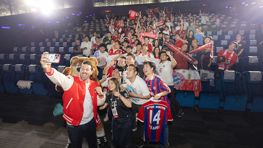 Claudio Pizarro mit Fans bei Watchparty in Bangkok