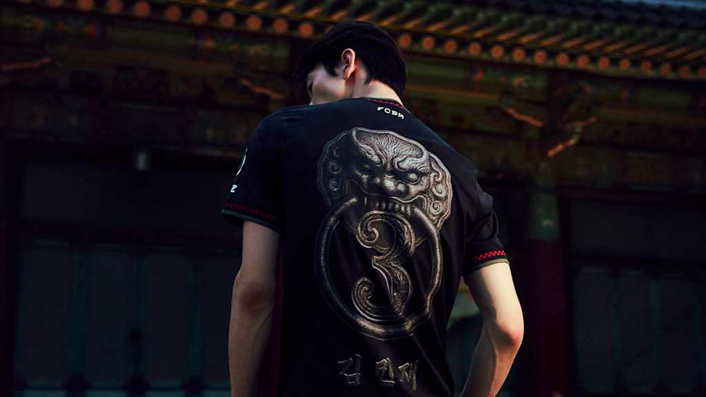 Der Sonderflock auf dem Rücken des schwarzen Champions League-Trikots