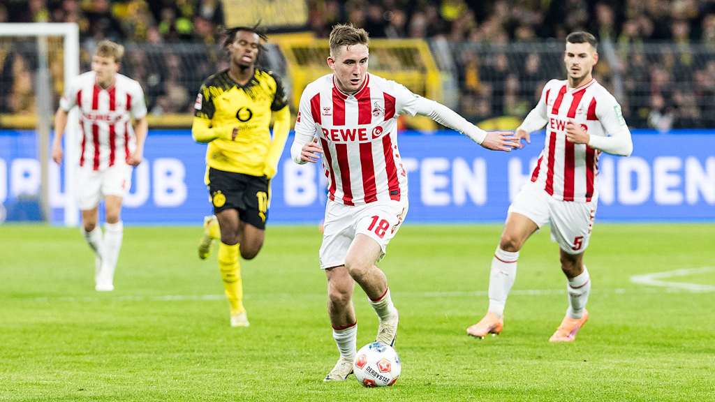Ísak Jóhannesson dribbelt mit dem Ball im Bundesliga-Spiel des 1. FC Köln gegen Borussia Dortmund.