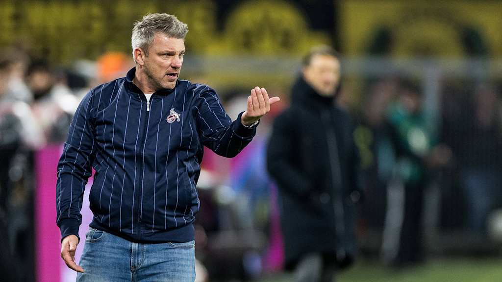 Lukas Kwasniok gibt seinen Spielern des 1. FC Köln an der Seitenlinie Anweisungen.
