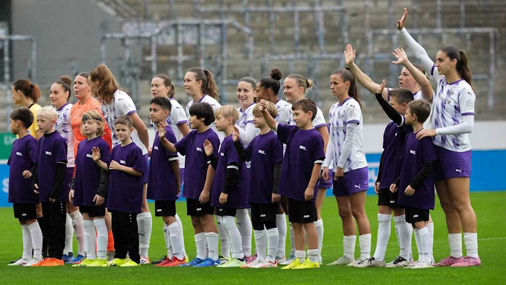 Die Spielerinnen der SGS Essen winken ihren Fans zu.