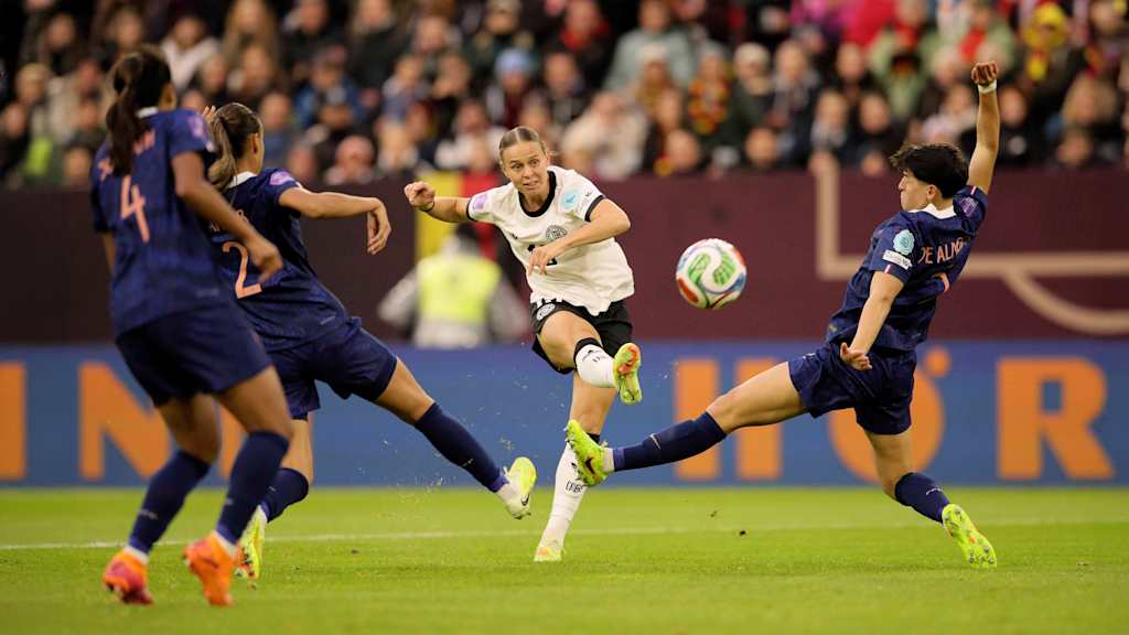 Klara Bühl schießt im Trikot der deutschen Frauennationalmannschaft.
