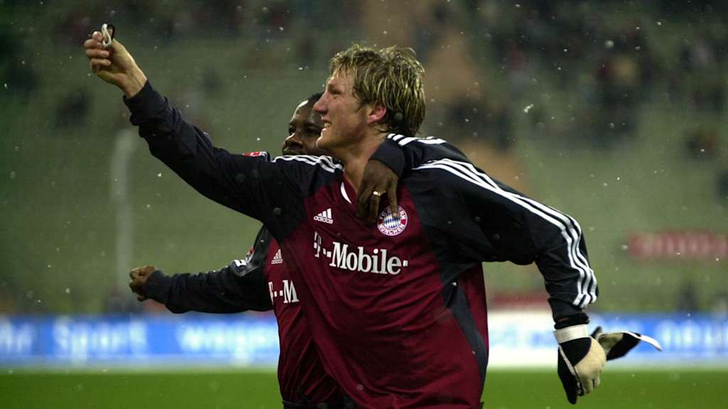 Bastian Schweinsteiger and Sammy Kuffour celebrate a goal against Köln