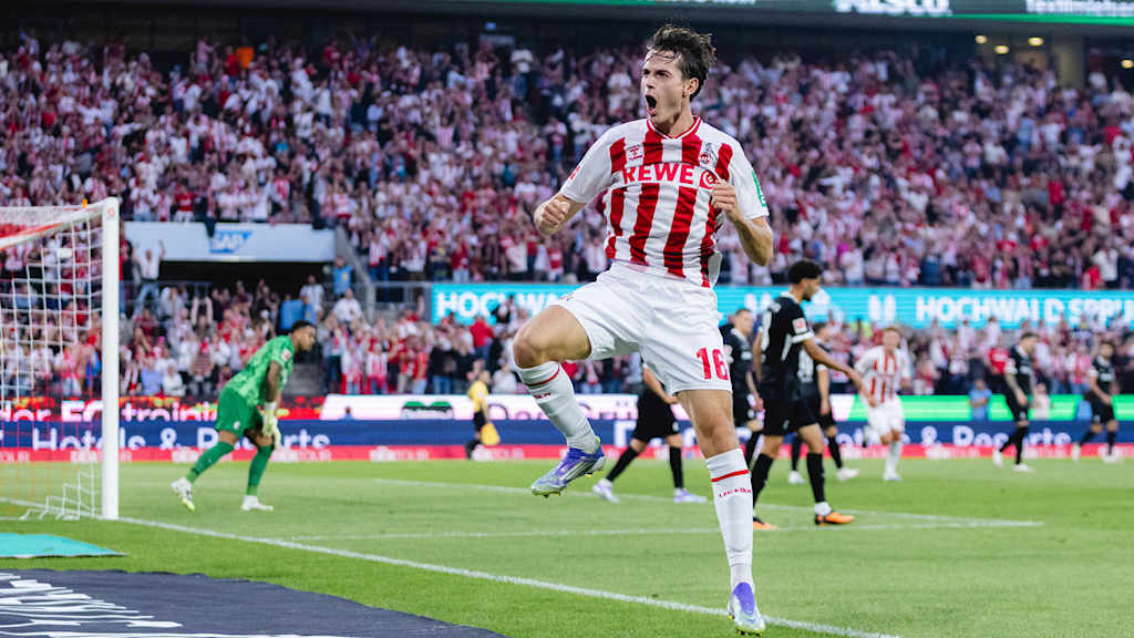 Jakub Kaminski bejubelt ein Tor des 1. FC Köln.