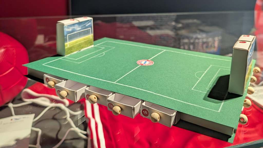 FC Bayern-Adventskalender im Spielfeld-Design