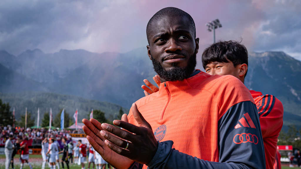 Dayot Upamecano klatscht in der orangenen Teamline