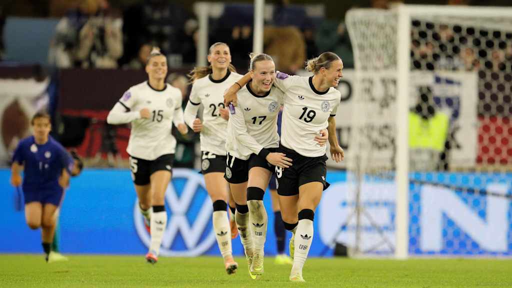 Klara Bühl und Franziska Kett bejubeln das Tor der deutschen Nationalmannschaft.