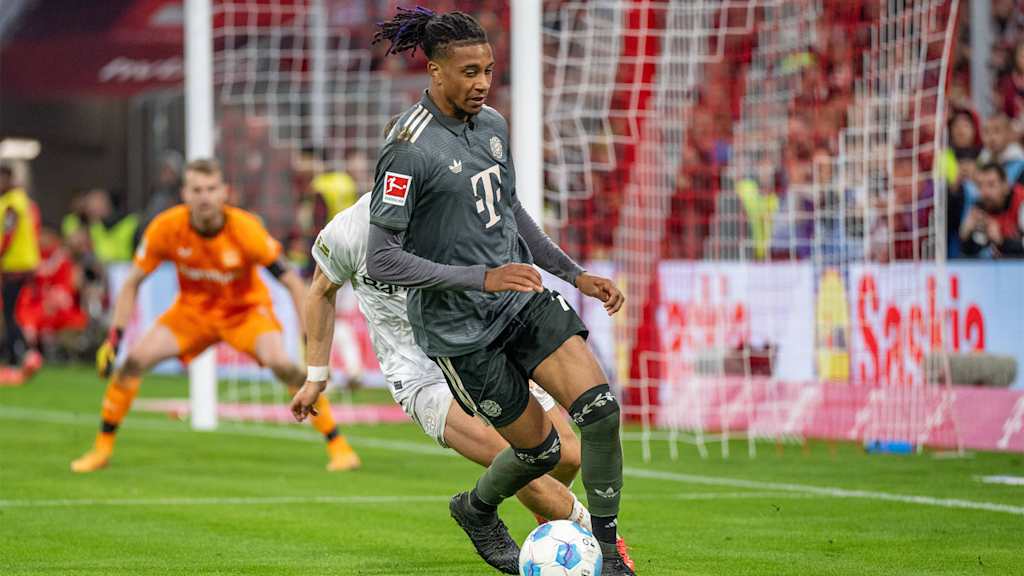 Michael Olise im grauen Trikot gegen Bayer 04 Leverkusen