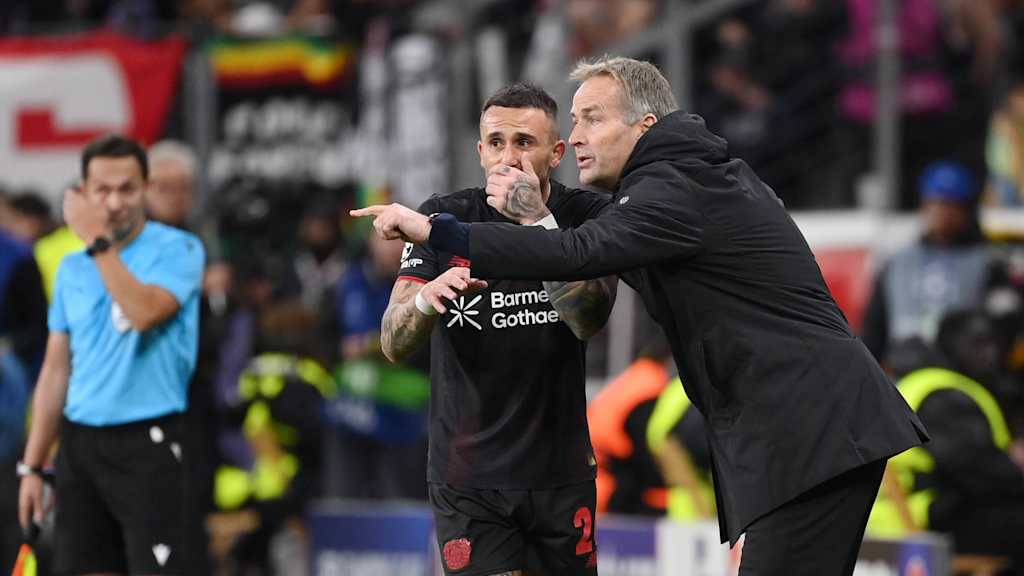 Der dänische Coach Kasper Hjulmand gibt Spielmacher Aleix Garcia Anweisungen.