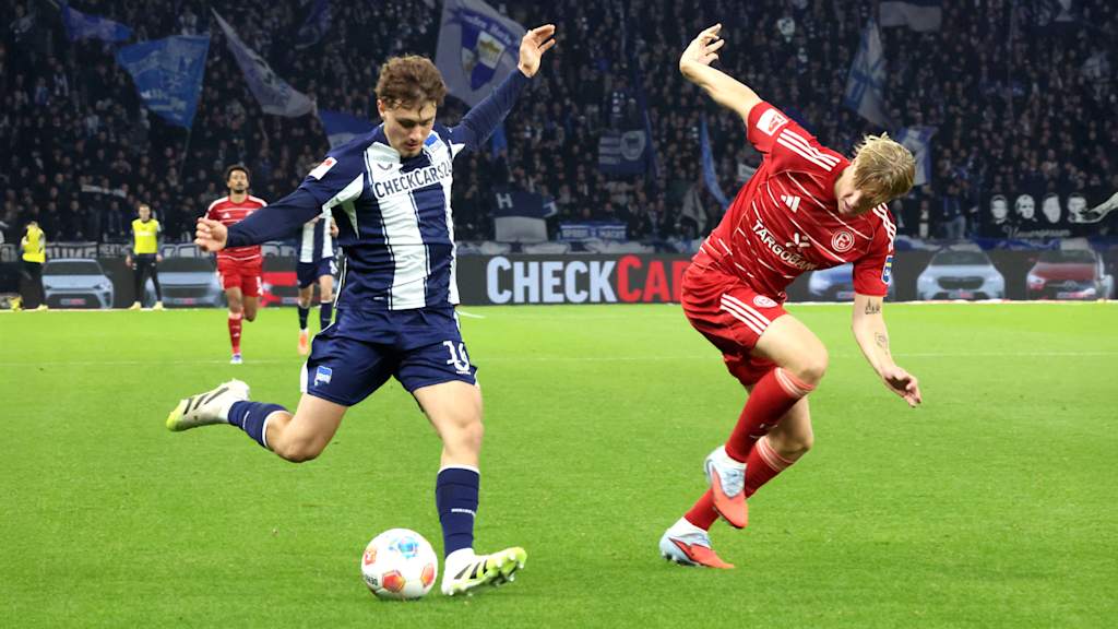 Maurice Krattenmacher schießt im Trikot von Hertha BSC.