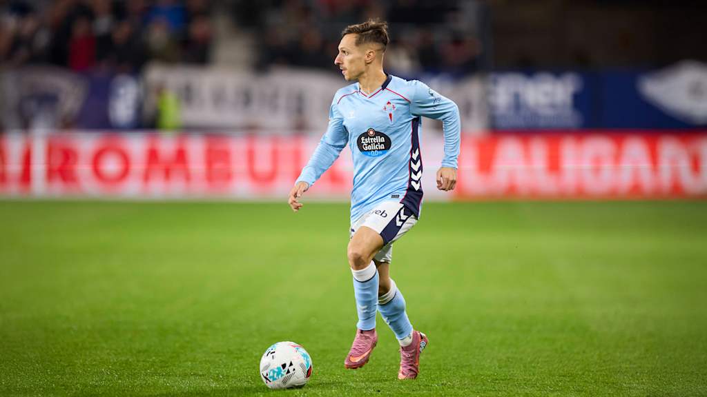 Bryan Zaragoza dribbelt im Trikot von Celta Vigo.