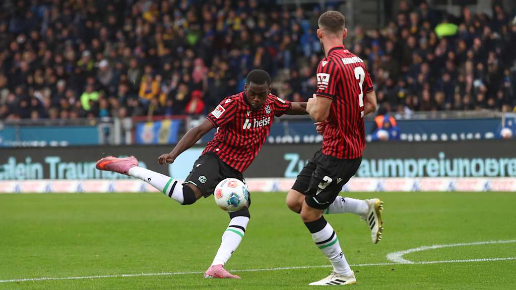 Noël Aséko Nkili bei einem Schussversuch.