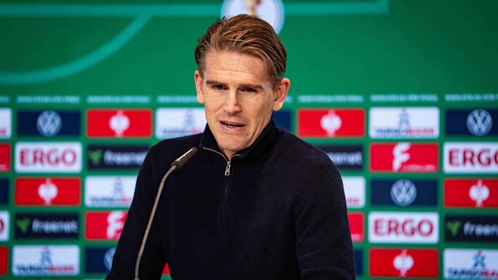 Christoph Freund im Pressetalk des FC Bayern vor dem DFB-Pokal-Spiel in Köln