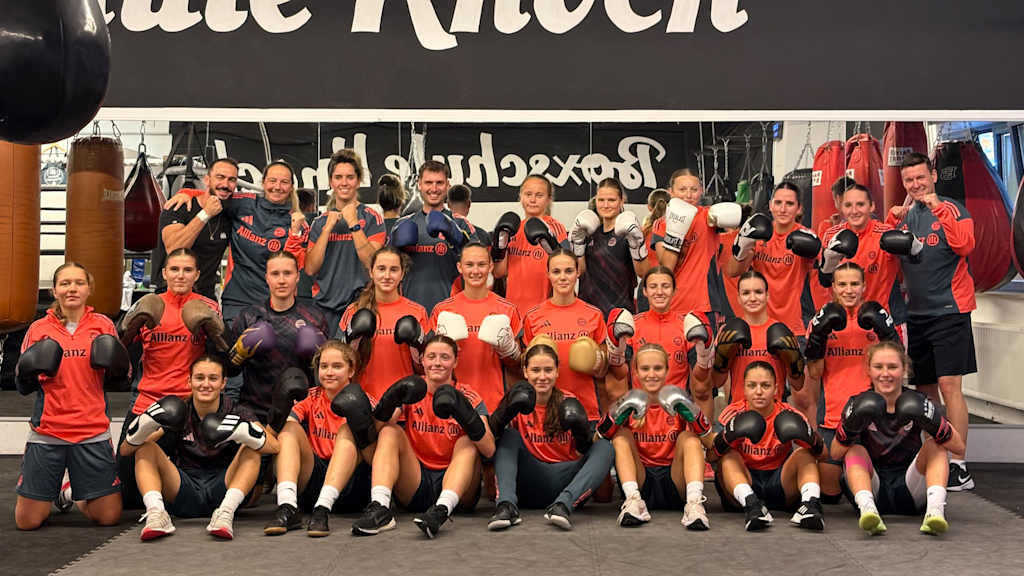 Die U17-Juniorinnen posieren mit Boxhandschuhen.
