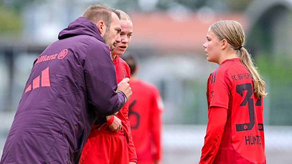 Jérôme Reisacher im Gespräch mit Spielerinnen der FCB-Frauen II.