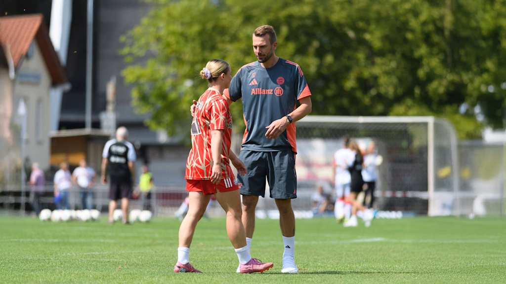 Jérôme Reisacher gemeinsam mit Maria Plattner vor dem Auswärtsspiel beim VfB Stuttgart.