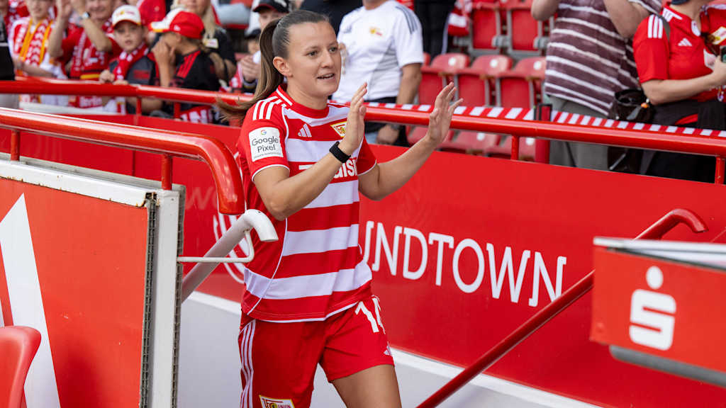 Hannah Eurlings winkt den Union-Fans zu.