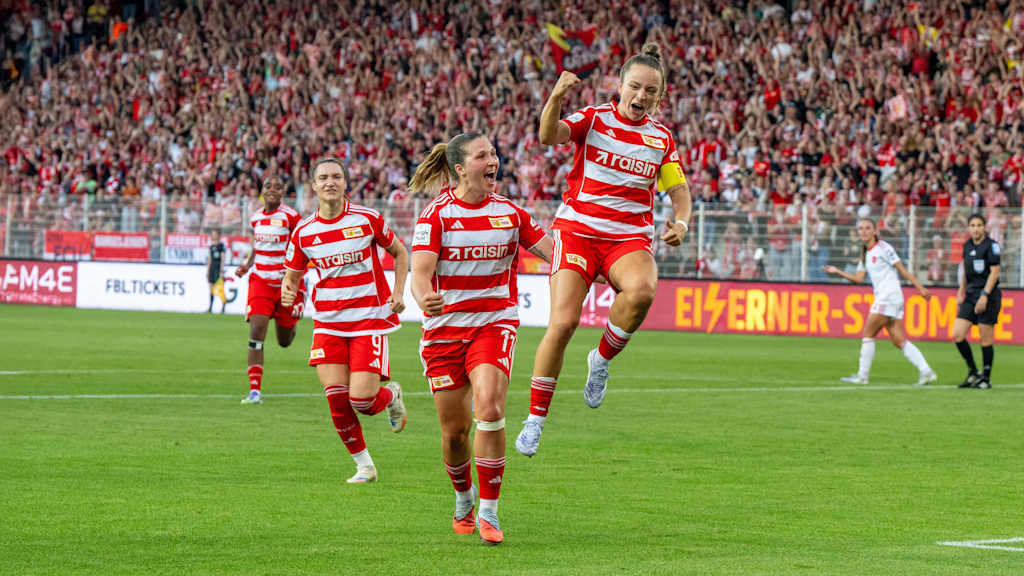 Lisa Heiseler springt vor Freude in die Luft und Dina Orschmann jubelt ihr zu.