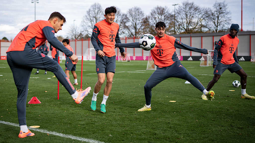 Aleksandar Pavlovic versucht einen Pass von Josip Stanisisc zu erreichen im Abschlusstraining des FC Bayern vor dem Pokalspiel in Köln