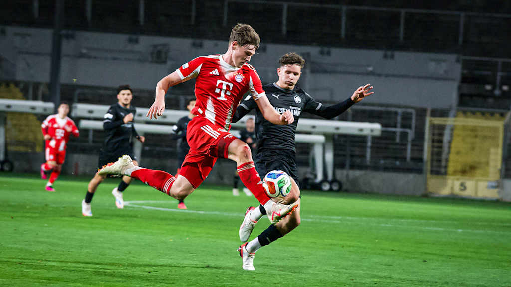 Richard Meier saugt den Ball herunter während des Heimspiels der FC Bayern Amateure in der Regionalliga Bayern gegen den FV Illertissen