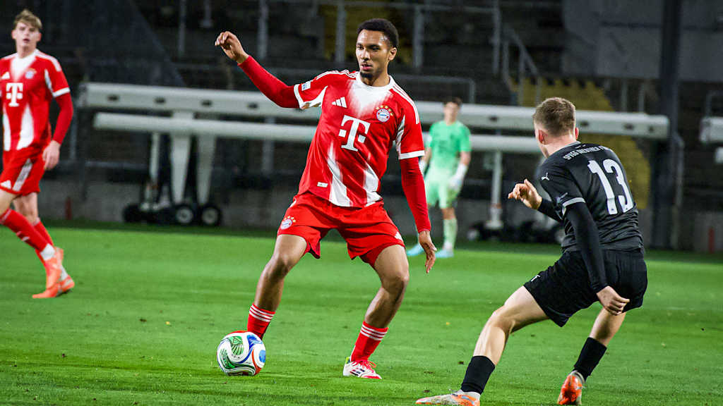 Vincent Manuba mit Ball am Fuß während des Heimspiels der FC Bayern Amateure in der Regionalliga Bayern gegen den FV Illertissen