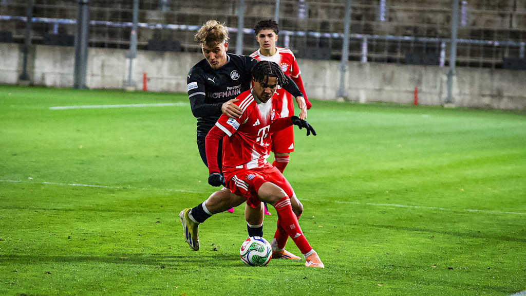 Julien Yanda im Zweikampf während des Heimspiels der FC Bayern Amateure in der Regionalliga Bayern gegen den FV Illertis-sen